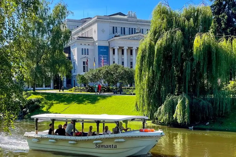 Canal boats from Kronvalds Park